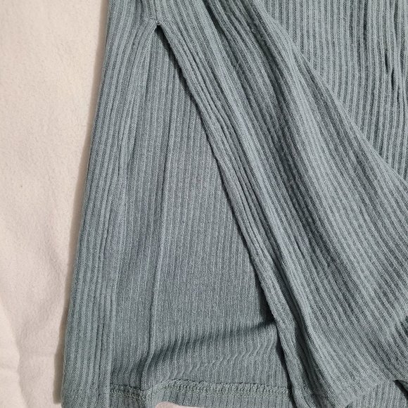 Aeropostale grey long sleeve shirt in a size medium - Picture 2 of 4